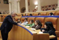 El Presidente del Parlamento charla con un grupo de niños