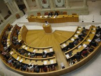 El Salón de Plenos del Parlamento con los escolares