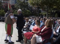 ElPresidente del Gobierno bebiendo el primer mosto de la Virgen.