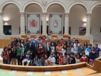 Alumnos de Navarrete y Ezcaray se comprometen "a ser más pacientes con sus abuelos" en el acto "Diputados por un día"