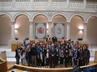 Alumnos del IES Tomás Mingot se reúnen el Parlamento de La Rioja para debatir sobre solidaridad