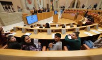 Alumnos y alumnas de 6º de primaria de los colegios de Logroño y cabeceras de comarca leen en el Parlamento el articulado de nuestra Constitución