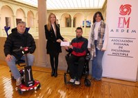 ARDEM presenta a la presidenta del Parlamento la carrera benéfica 'Non Stop 24 horas'