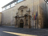 Banderas a media asta en el Parlamento de La Rioja en señal de luto por los atentados en Cataluña