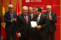 Ceniceros entrega un reconociemiento al joven investigador Eduardo Fonseca durante los Premios del Consejo Social