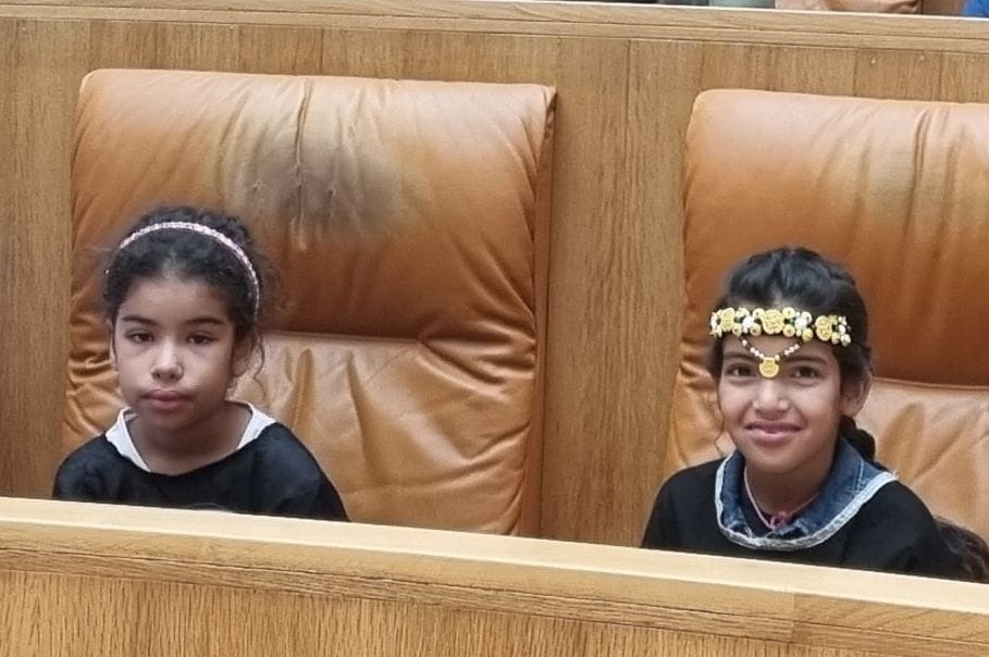 Niños y niñas del programa "Vacaciones en Paz" visitan el Parlamento de La Rioja