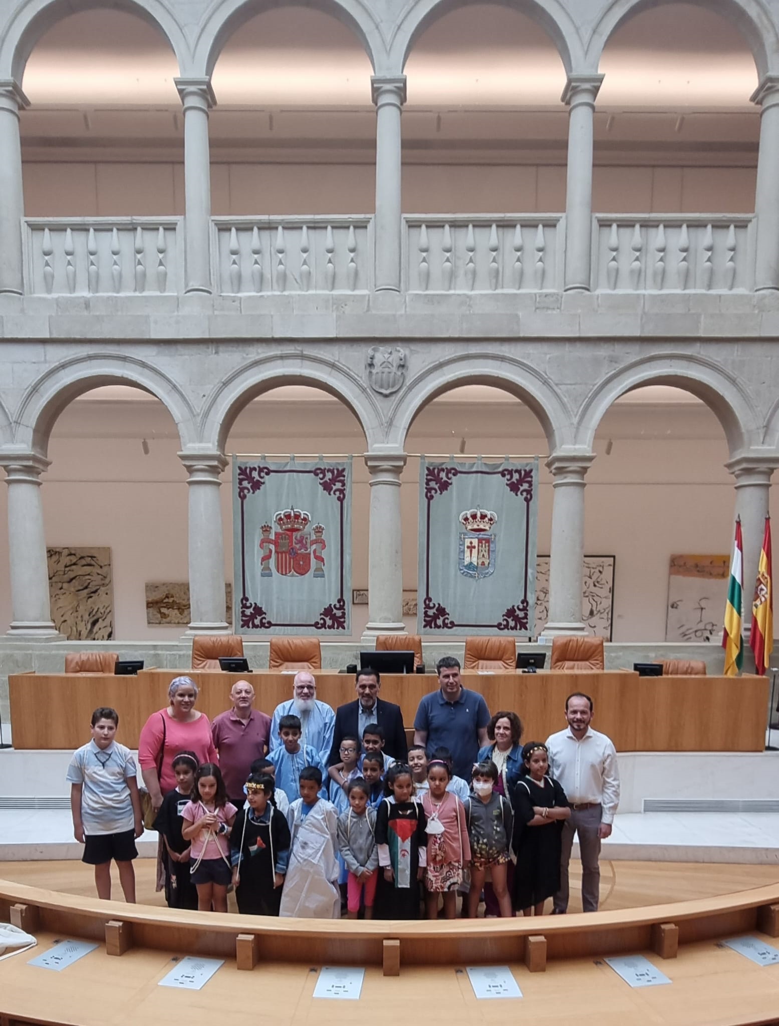 Niños y niñas del programa "Vacaciones en Paz" visitan el Parlamento de La Rioja