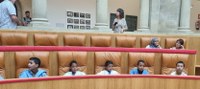 Niños y niñas del programa "Vacaciones en Paz" visitan el Parlamento de La Rioja