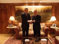 El Parlamento de La Rioja dona 1.800 euros a UNICEF para los damnificados por el tifón Yolanda en Filipinas