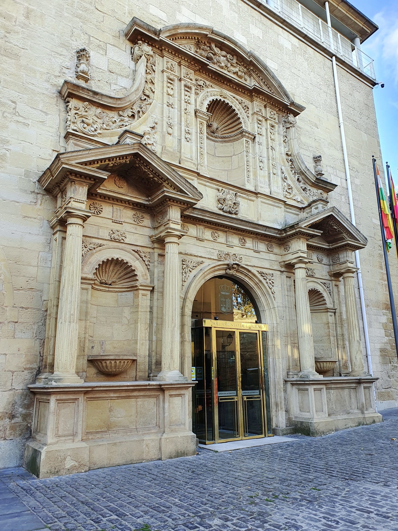 Firma de la adenda al protocolo de colaboración entre el Parlamento de La Rioja y la UR