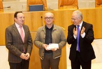 El pintor burgalés Julián Valle recibe el Premio de Pintura Parlamento de la Rioja 2015