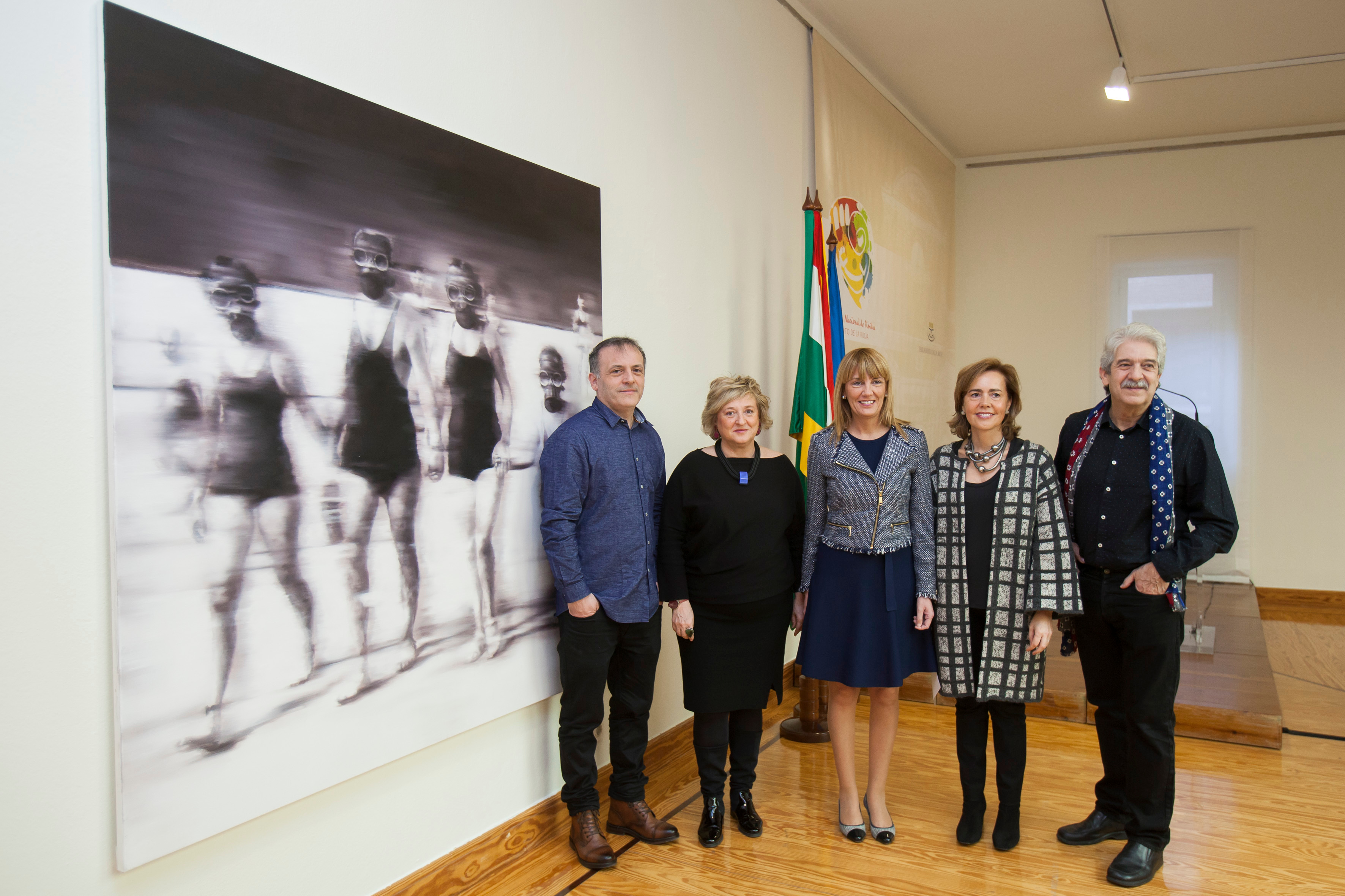 Presidenta y miembros del Jurado junto al cuadro ganador