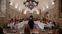 La sesión se celebró en el Salón de la Lengua del Monasterio de Yuso de San Millán de la Cogolla