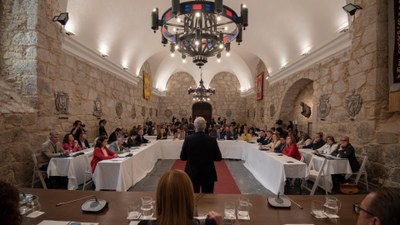 La sesión se celebró en el Salón de la Lengua del Monasterio de Yuso de San Millán de la Cogolla