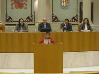 El Presidente del Parlamento anima a los niños a reflexionar sobre la importancia de la aprobación de la Carta Magna