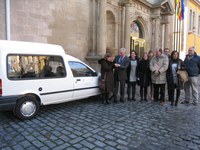 El Presidente del Parlamento de La Rioja entrega una furgoneta del Parlamento a la ONG Formación y Vida