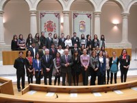 El Presidente del Parlamento de La Rioja recibe a los participantes en "Volver a las raíces"