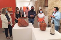 El ceramista local Toño Naharro explica la obra de Avelino Carrasco