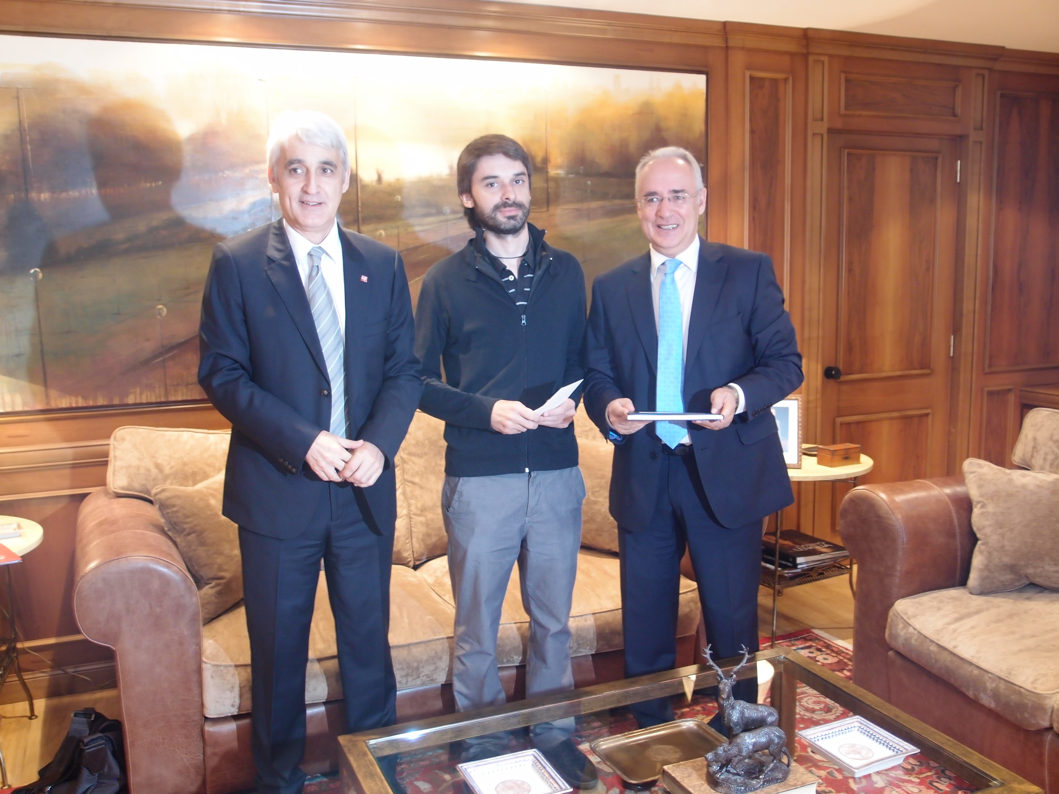 Entrega beca investigador UR