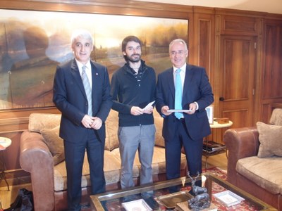 Entrega beca investigador UR