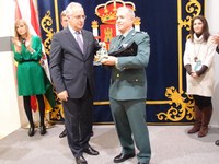 El Presidente del Parlamento entrega un reconocimiento a la EMUME de la Guardia Civil