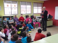 El Presidente del Parlamento explica a escolares de Albelda de Iregua el significado de la Constitución