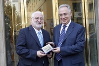 El Presidente del Parlamento ha recibido el proyecto de Ley de Presupuestos de manos del Consejero de Hacienda