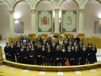 El Presidente del Parlamento recibe a alumnos del Coro Jorbalán de Adoratrices y de la Escuela de Jotas "Bonifacio Gil"