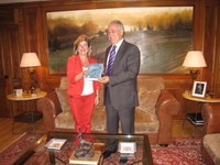 El Presidente del Parlamento recibe el cuarto Informe Anual de la Defensora del Pueblo Riojano