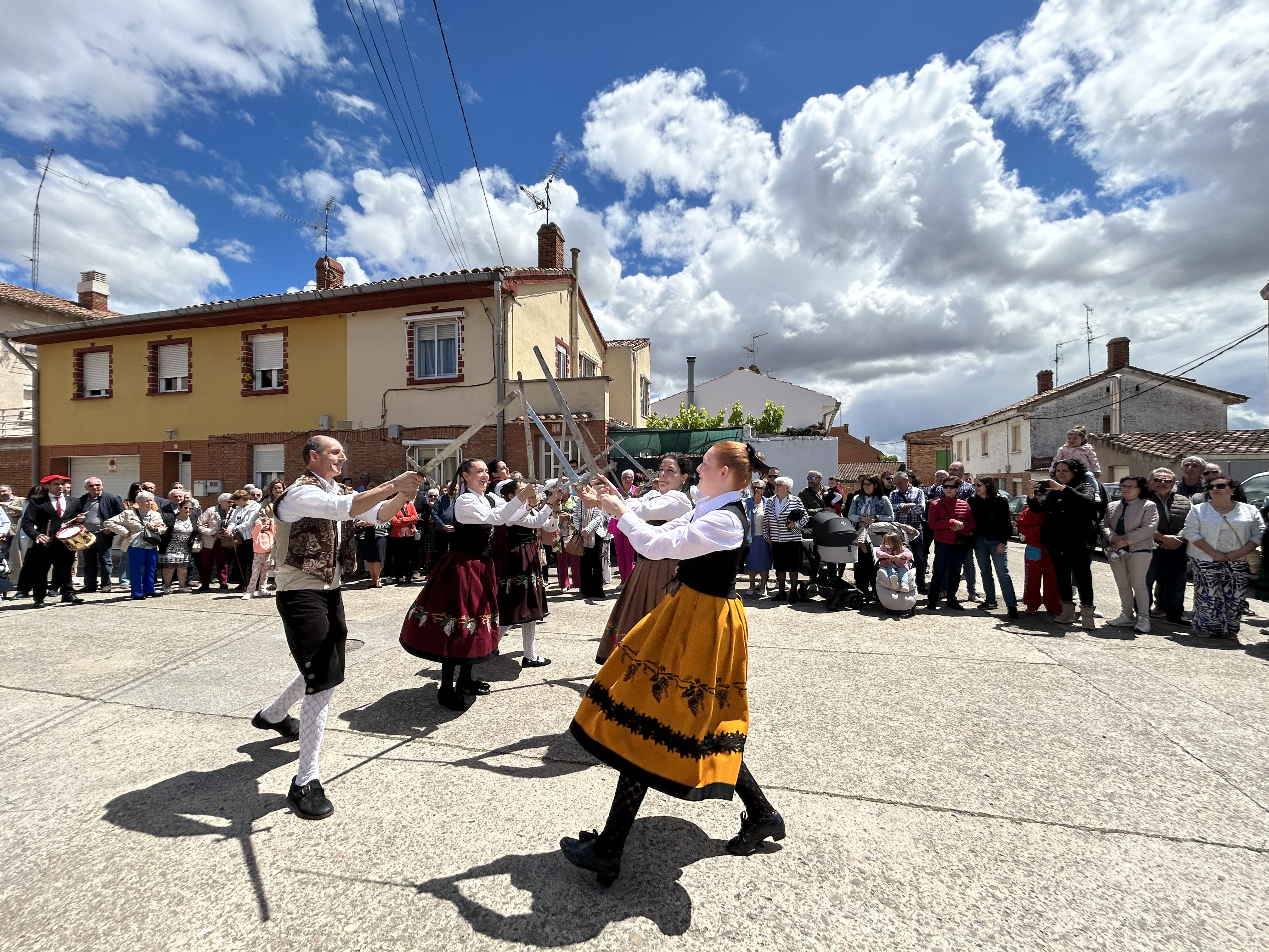 La presidenta del Parlamento asiste a la festividad de San Isidro en Villamediana de Iregua
