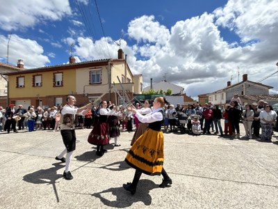 La presidenta del Parlamento asiste a la festividad de San Isidro en Villamediana de Iregua