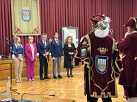 La presidenta del Parlamento asiste al Pleno Extraordinario de Identidad Logroñesa