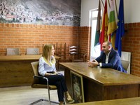 Fernández Cornago se interesa por los proyectos  más inmediatos de Cervera del Río Alhama