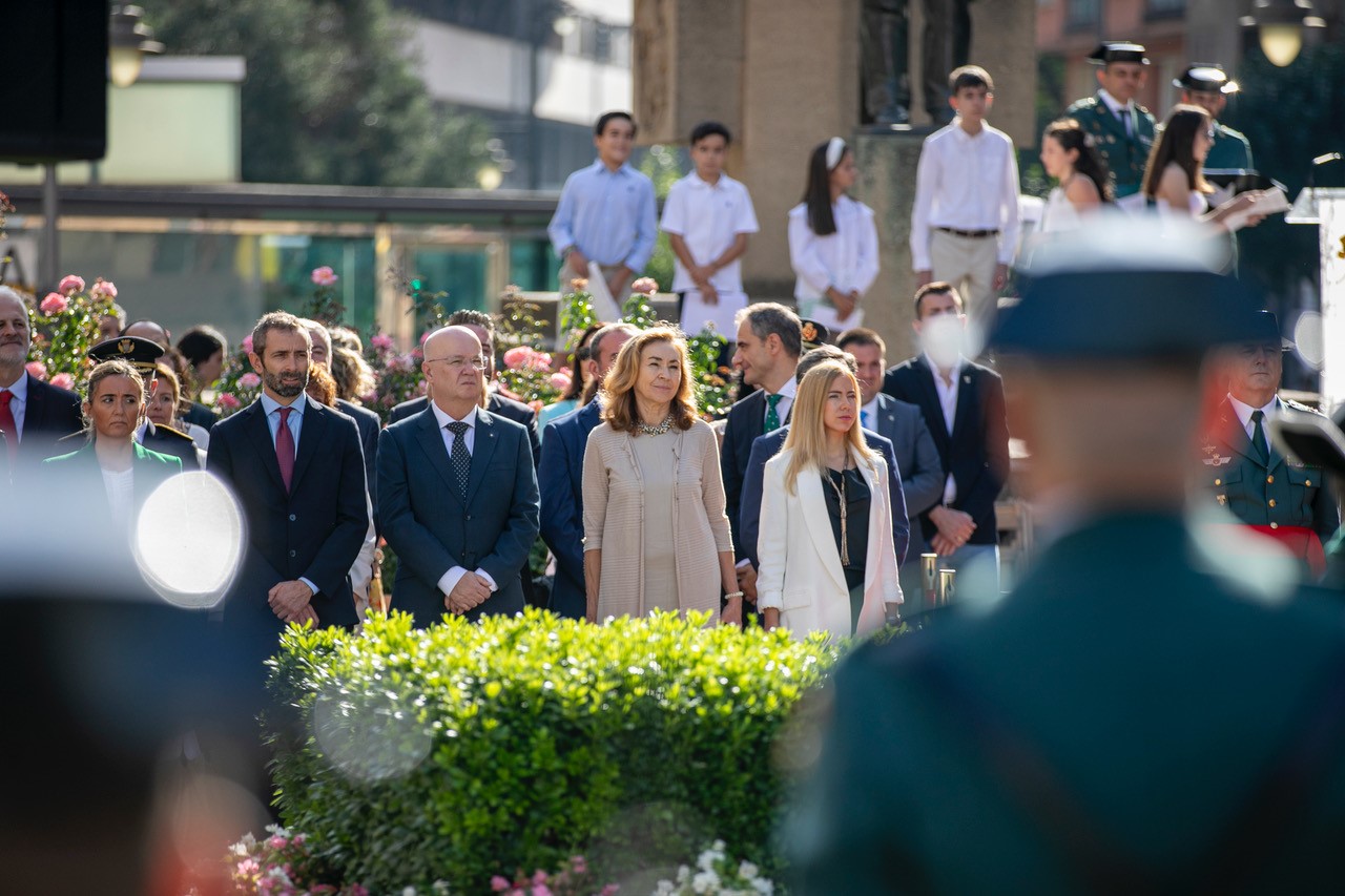 Homenaje e izado de la bandera nacional