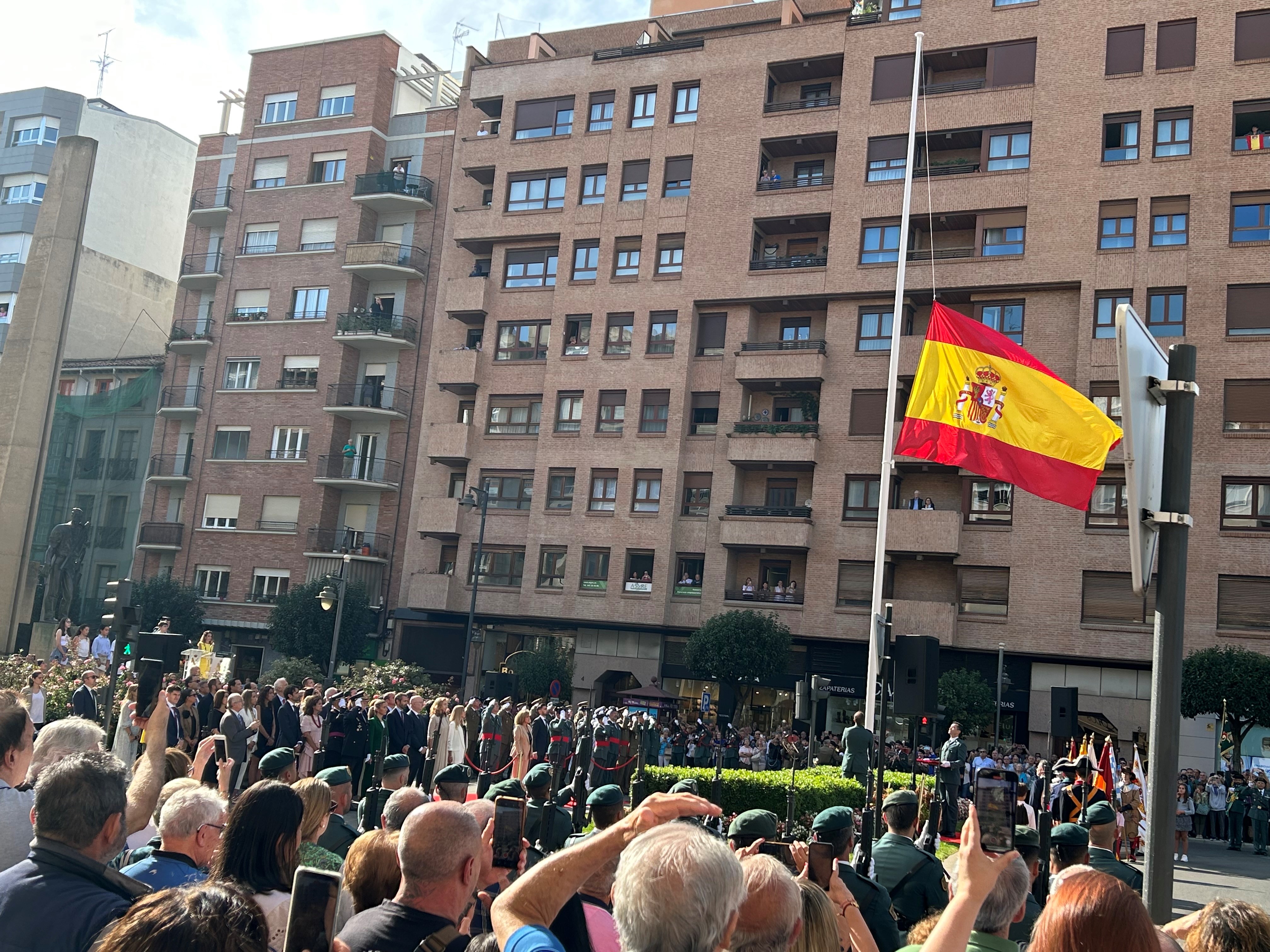 Homenaje e izado de la bandera nacional