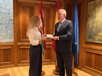 Javier Marca entrega la Memoria del TSJR a la presidenta del Parlamento