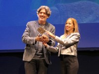 Jordi Aguilar recibe el premio al mejor actor del Festival ¡CORT...en!-Ciudad de Calahorra de manos de la presidenta del Parlamento