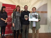 Joana Biarnés entrega el segundo premio a Antonio Díaz Uriel