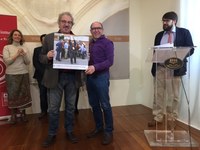 Jesús Rocandio entrega el tercer premio a Abel Alonso