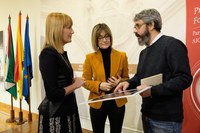 La Presidenta y la Presidenta del Jurado con el fotógrafo ganador