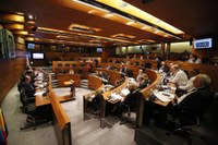 Sesión de mesa de trabajo en el hemiciclo del Parlamento de Asturias