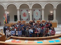 Foto de familia de los participantes en el acto  "Diputados por un día" de Aldeas Infantiles