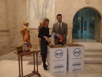 La Presidenta anima a funcionarios, diputados y ciudadanos a colaborar en la I Campaña de Recogida de Alimentos