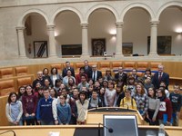 Imagen de los escolares y las autoridades participantes en el acto organizado por Unicef