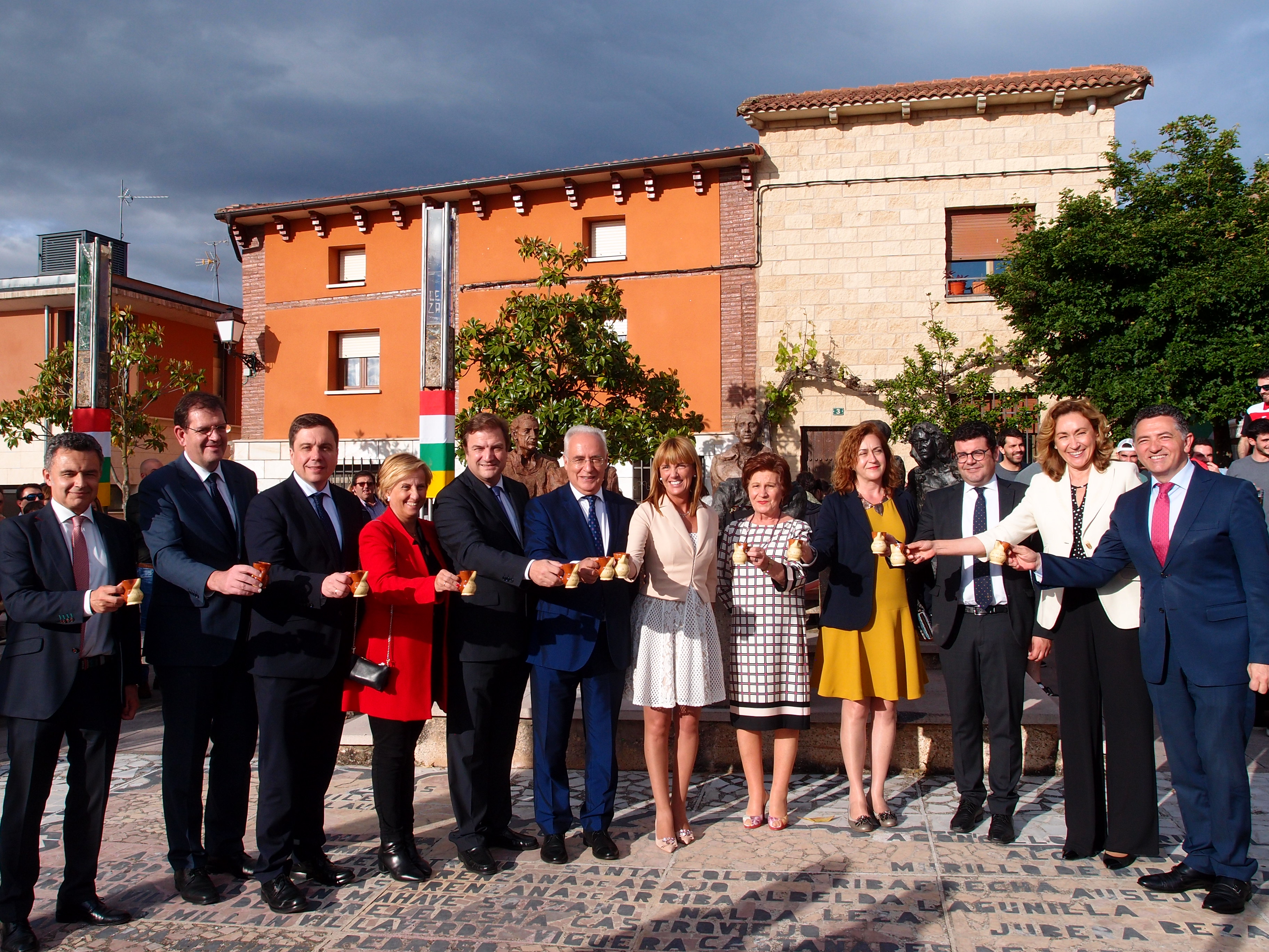 Autoridades brindando al final del acto