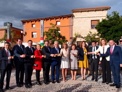 Autoridades brindando al final del acto