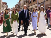 La presidenta del Parlamento acompaña a los vecinos de Azofra en el día grande de sus fiestas