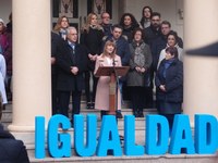 La Presidenta del Parlamento apela a la implicación de toda la sociedad para avanzar en materia de igualdad