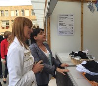 La Presidenta del Parlamento asiste a  la apertura de la 5ª 'Feria Stock Arsido 2017' en Logroño