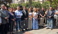 La presidenta del Parlamento asiste a la concentración convocada para condenar el asesinato de una mujer en Logroño